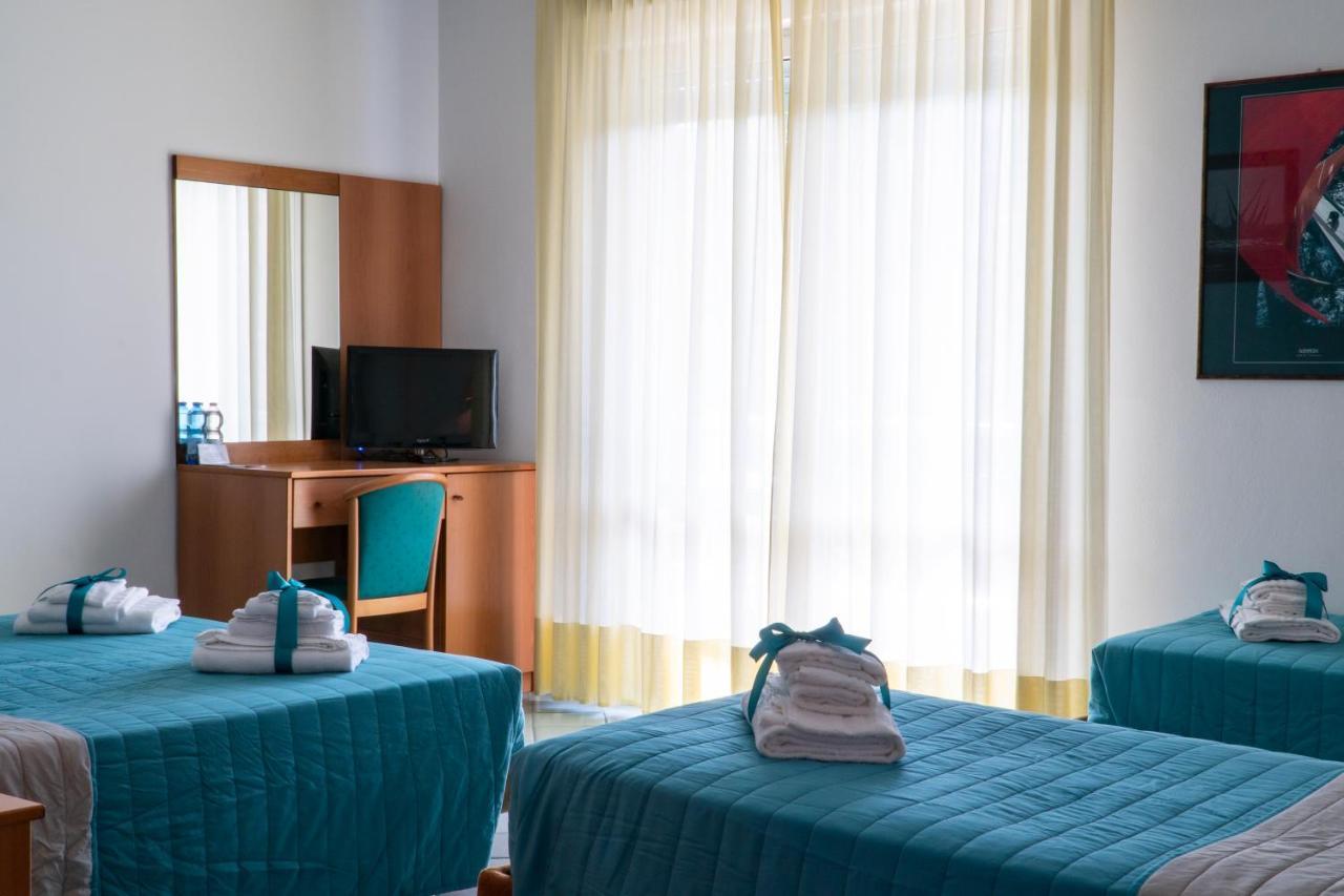 Hotel Alisei Lignano Sabbiadoro Exteriör bild
