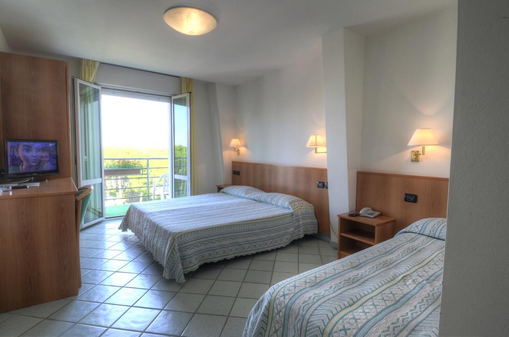 Hotel Alisei Lignano Sabbiadoro Rum bild