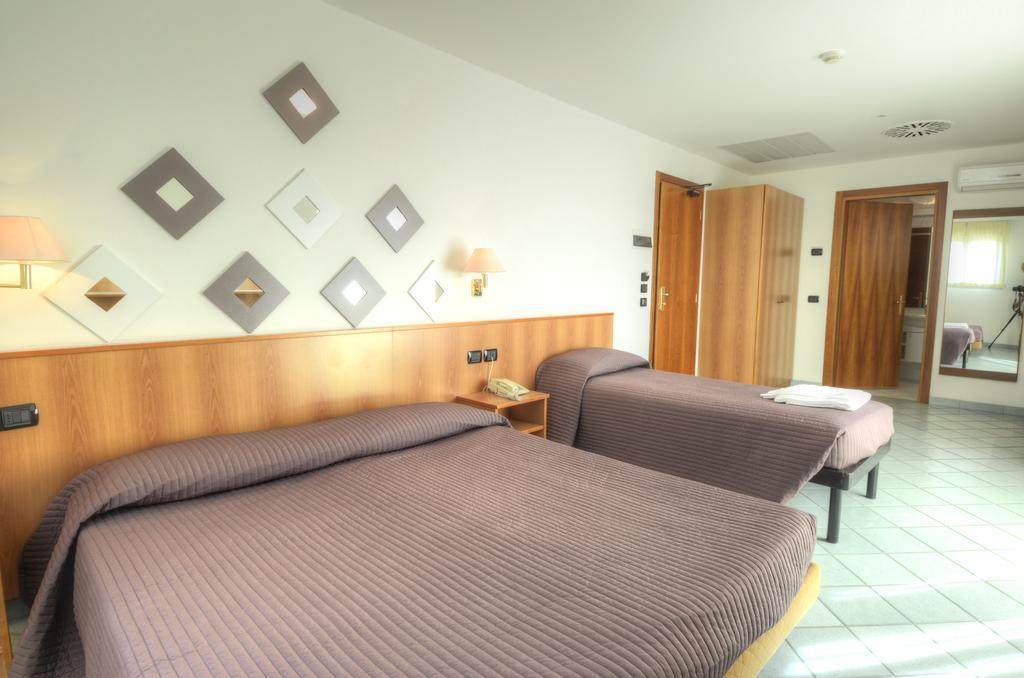 Hotel Alisei Lignano Sabbiadoro Rum bild