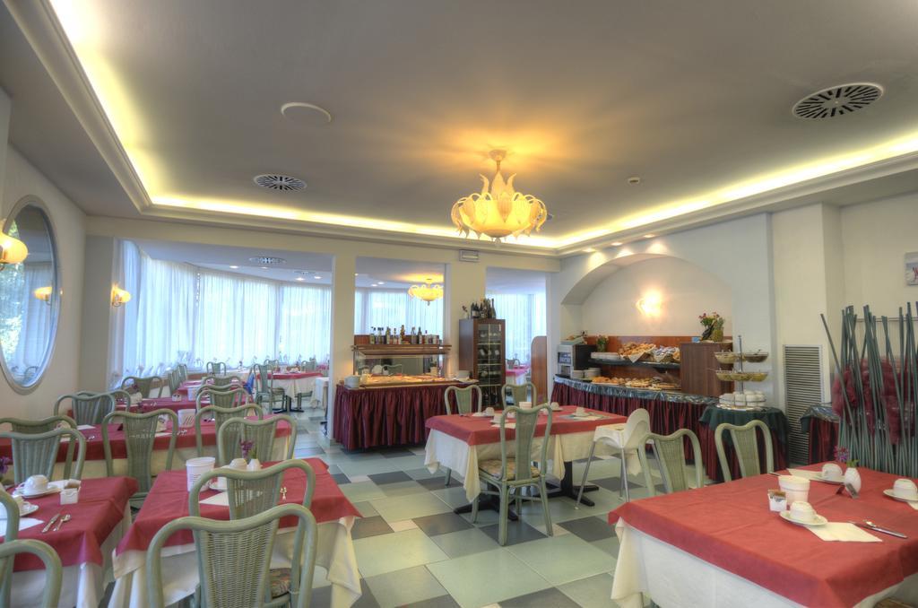 Hotel Alisei Lignano Sabbiadoro Exteriör bild